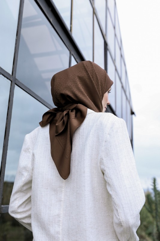 Moda Mevsimi İpekhan Celina Desen İpeksi Jakarlı Eşarp Kahverengi